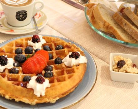 Let yourself be pampered from 7 to 10:30 a.m. with our delicious sweet and savory proposals to accompany Lavazza coffee and cappuccino of the best quality, freshly prepared. Enjoy our delicious waffles, hot enough to pair with our selection of jams and marmalades, or Nutella®.